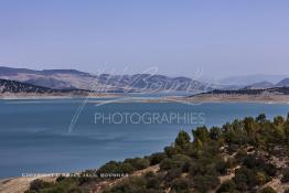 Image du Maroc Professionnelle de  Le barrage Oued El Makhazine, conçu pour le développement et  l'irrigation du périmètre du Loukkos. Ainsi les champs situés dans le triangle Ksar El Kébir, Larache, Moulay Bouselham profitent de cette infrastructure. Cette importante réalisation située sur El Oued Loukkos sert à la régularisation inter annuelle des débits tout en formant une protection contre les crues, au Jeudi 1er Septembre 2005 à cette datte le barrage dispose 309 Million de M3. (Photo / Abdeljalil Bounhar) 